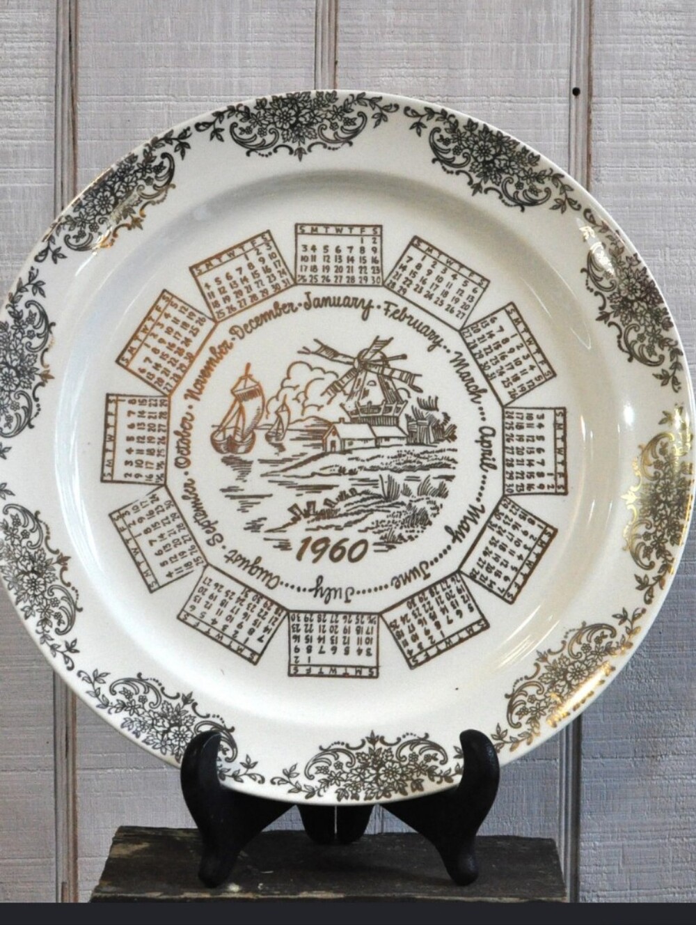 TAYLOR SMITH TAYLOR VINTAGE 1960 CALENDAR PLATE - GOLD FLORAL